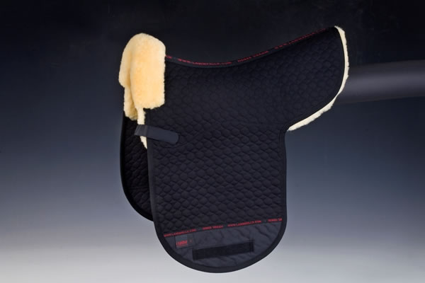 CHRIST Satteldecke Lammfell Dressur Champ-Ultra-Doppeltasche Dressursatteldecke mit Sitzbereich aus echtem Fell aufpolsterbare Sattelunterlage Größe Warmblut in schwarz 
